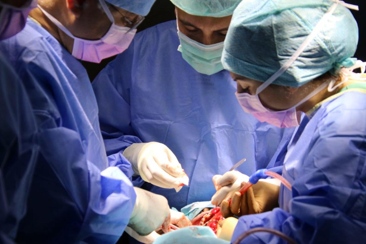 تیم جراحی در حال انجام عمل