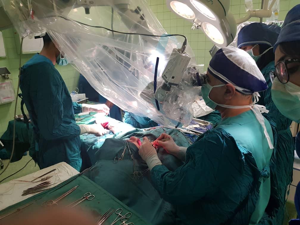 استفاده از میکروسکوپ جراحی