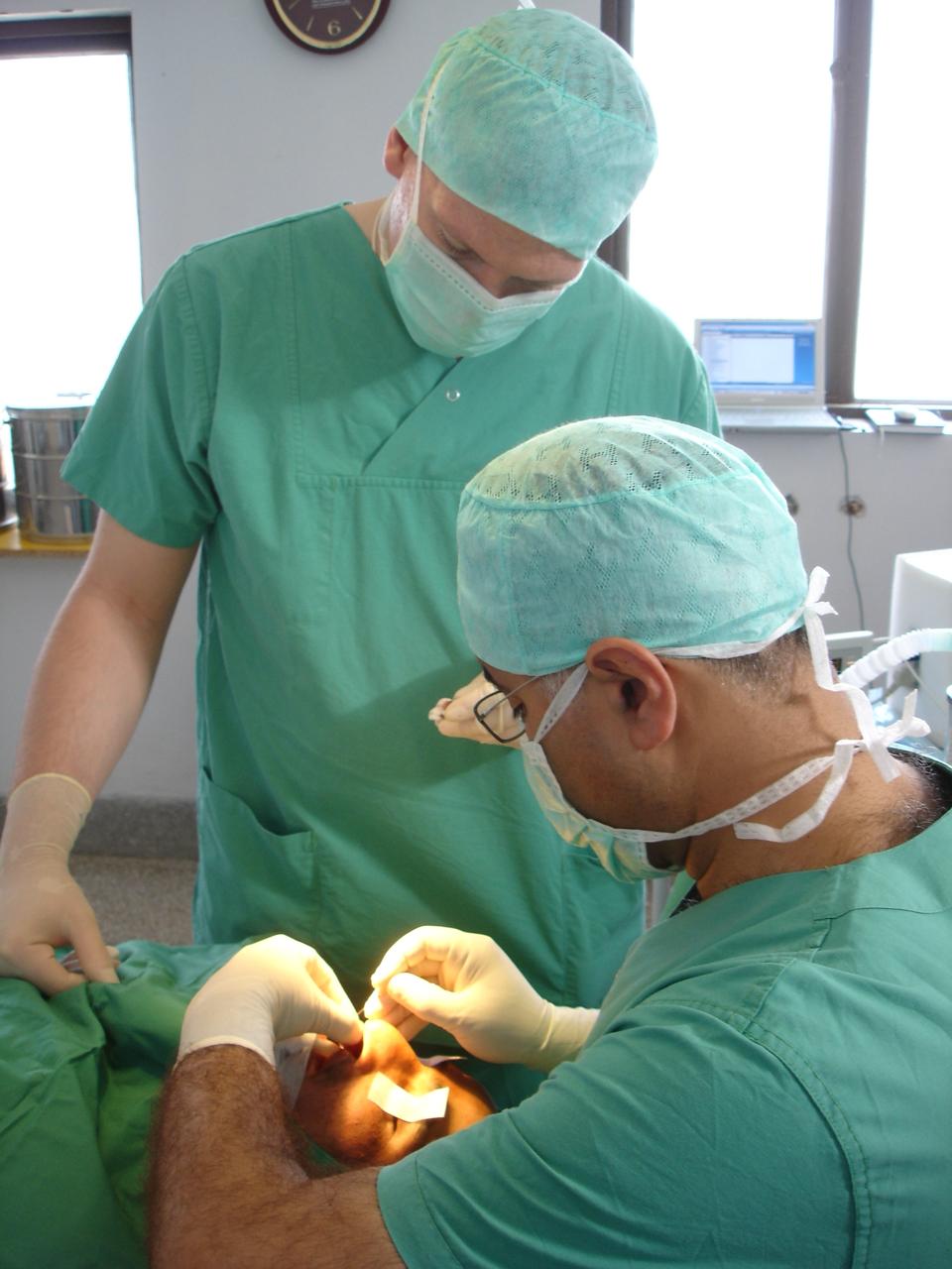 دکتر قاسمی در حال جراحی