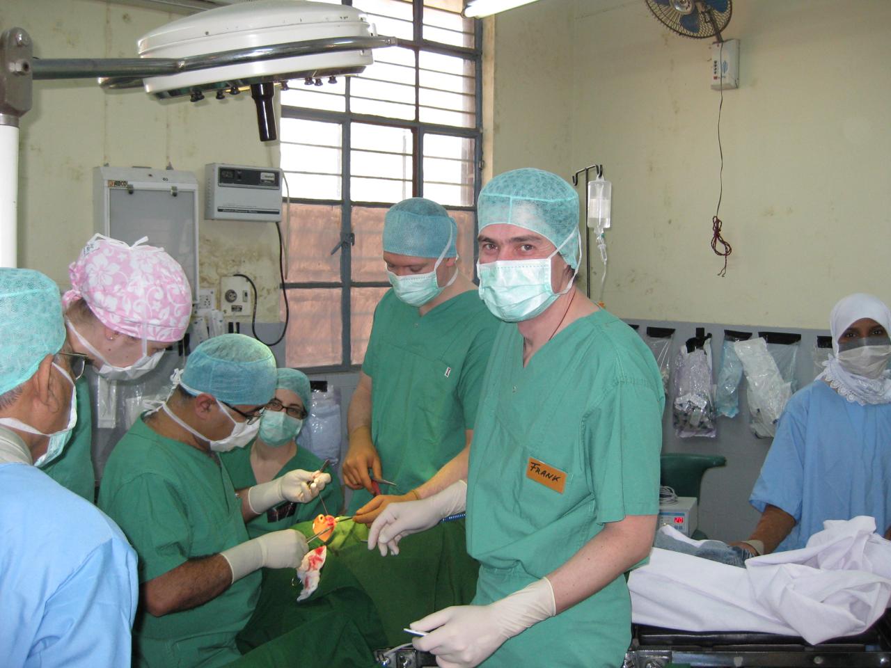 تیم پزشکی در اتاق عمل