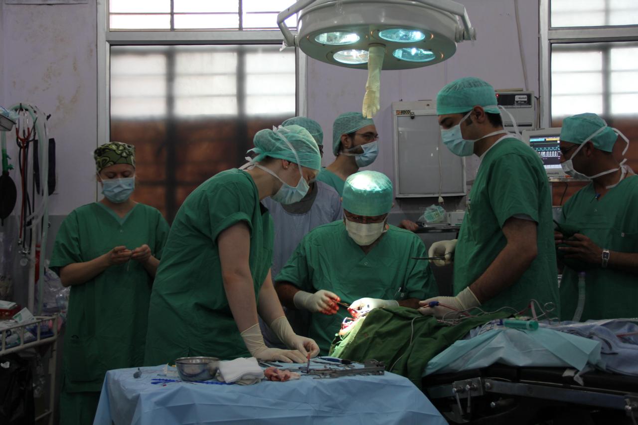 نمایی از جراحی در حال انجام